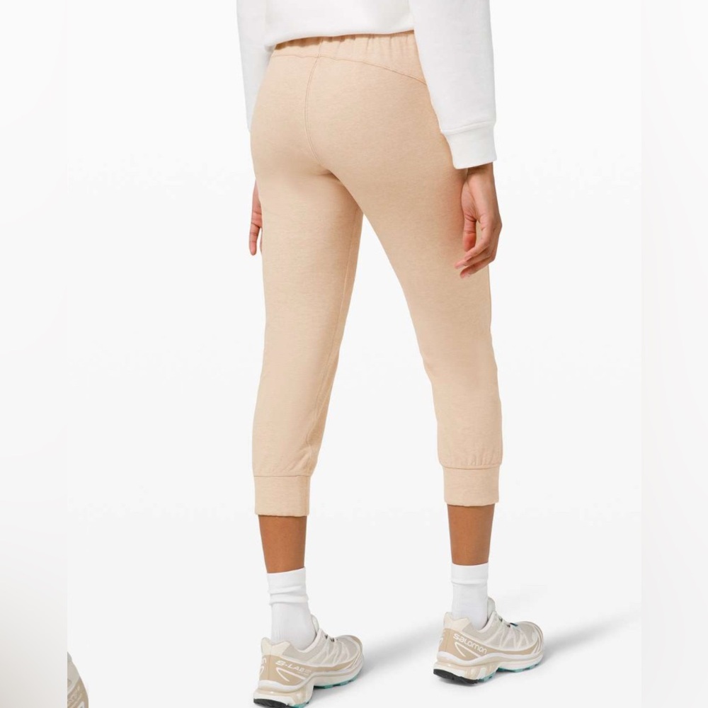 Lululemon Ready to Rulu Jogger Crop
Heathered Cafe Au Lait Size 8